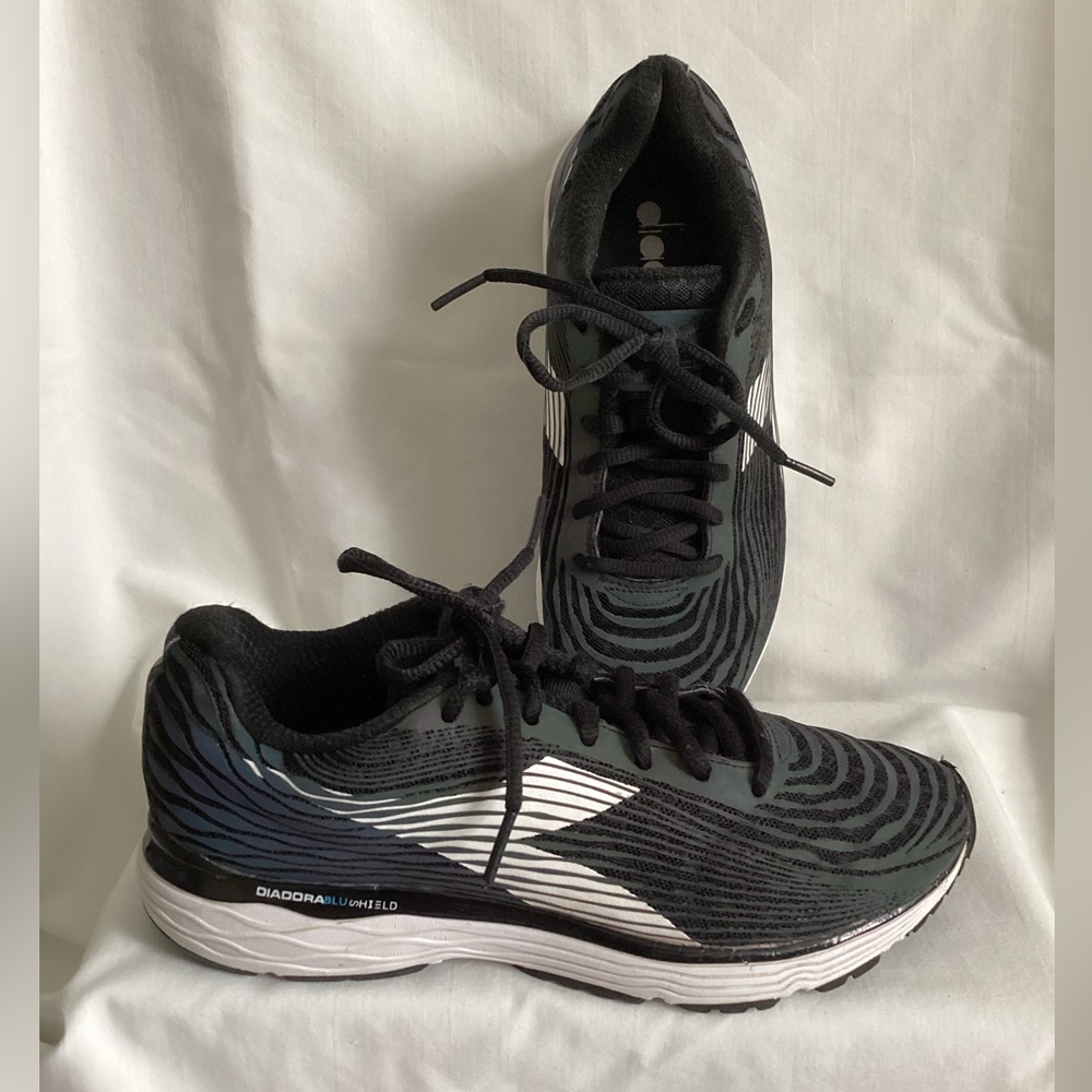 DIADORA Blushield Mythos Fly Hip 3 sneakers EUC